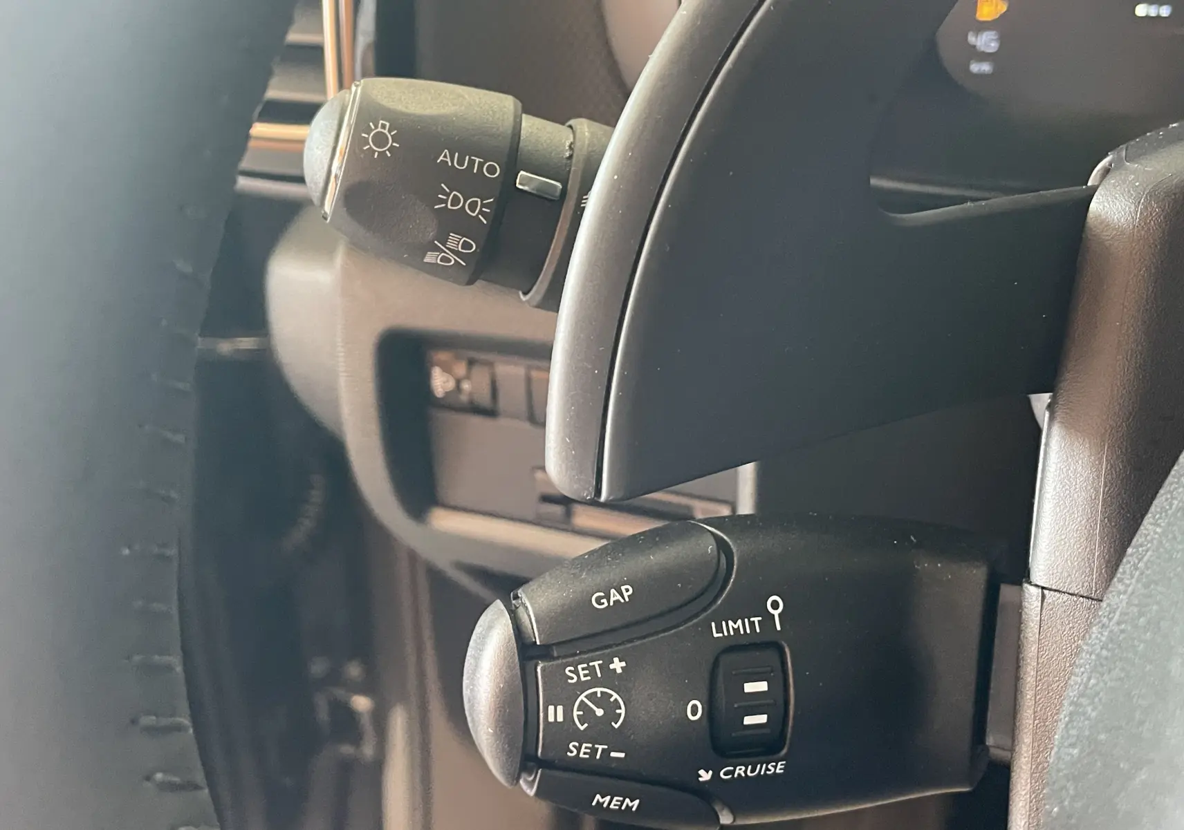 Détail intérieur du volant et commandes de régulateur de vitesse du Citroën C5 Aircross hybride 2025.