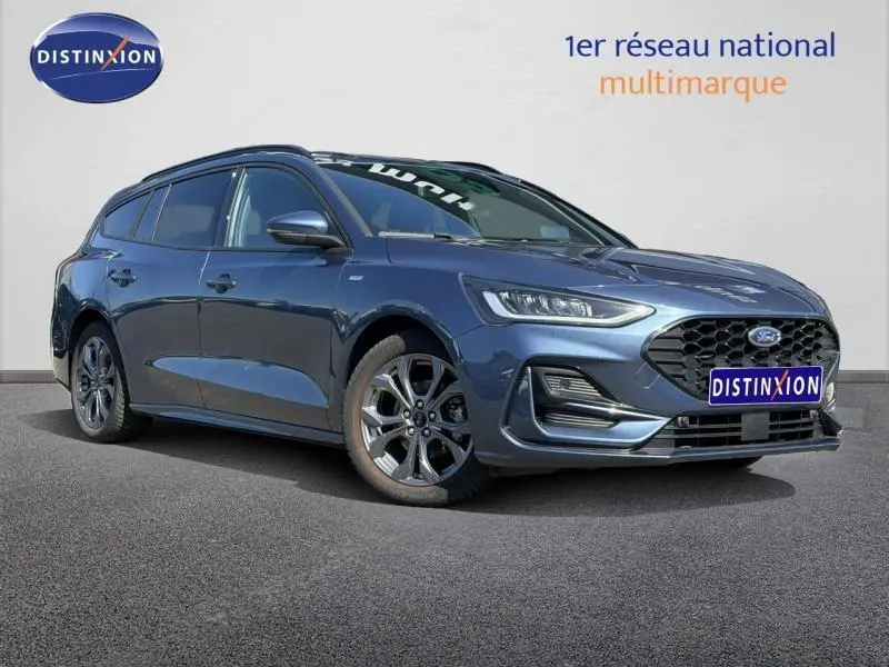 Ford Focus SW 2023 Bleu Azur métallisé vue 3/4 avant droit, finition ST-Line X avec calandre noire distinctive.