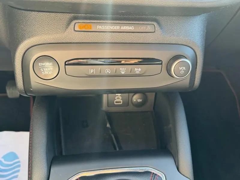 Vue rapprochée de la console centrale de la Ford Focus SW 2023, boutons de démarrage et commandes climatisation visibles.