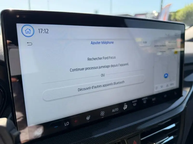 Écran tactile central de la Ford Focus SW 2023 montrant le menu Bluetooth, avec tableau de bord en arrière-plan.