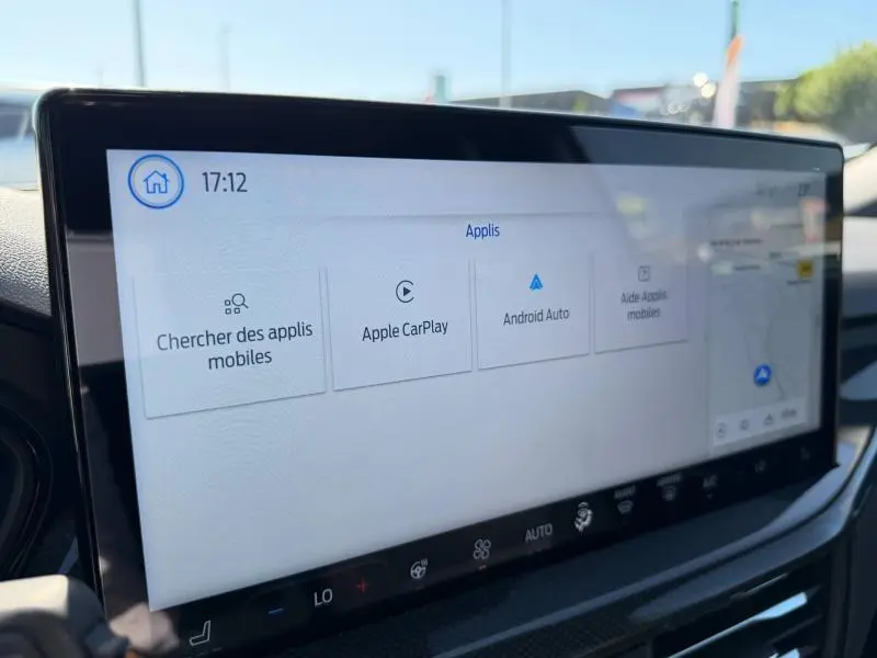 Écran tactile central du Ford Focus SW 2023 en gros plan, affichant les options Apple CarPlay et Android Auto.