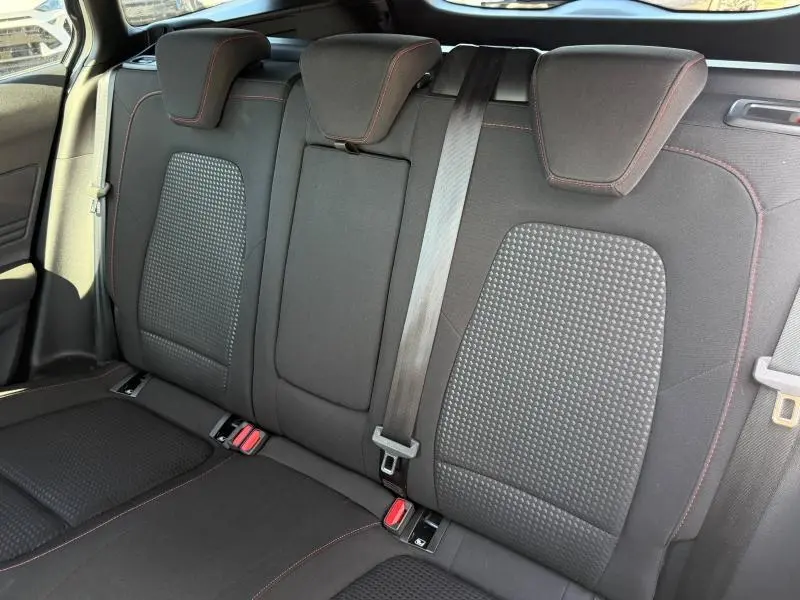 Vue rapprochée des sièges arrière en tissu noir avec surpiqûres rouges de la Ford Focus SW 2023.