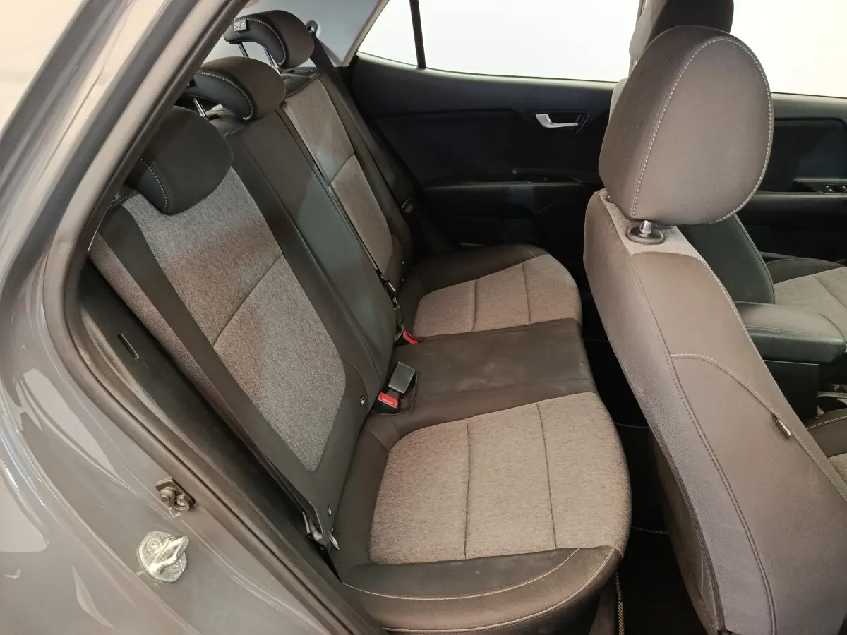 Vue intérieure côté gauche des sièges arrière gris clair et foncé du Kia Stonic 1.0 T-GDI 100 Urban 2023.