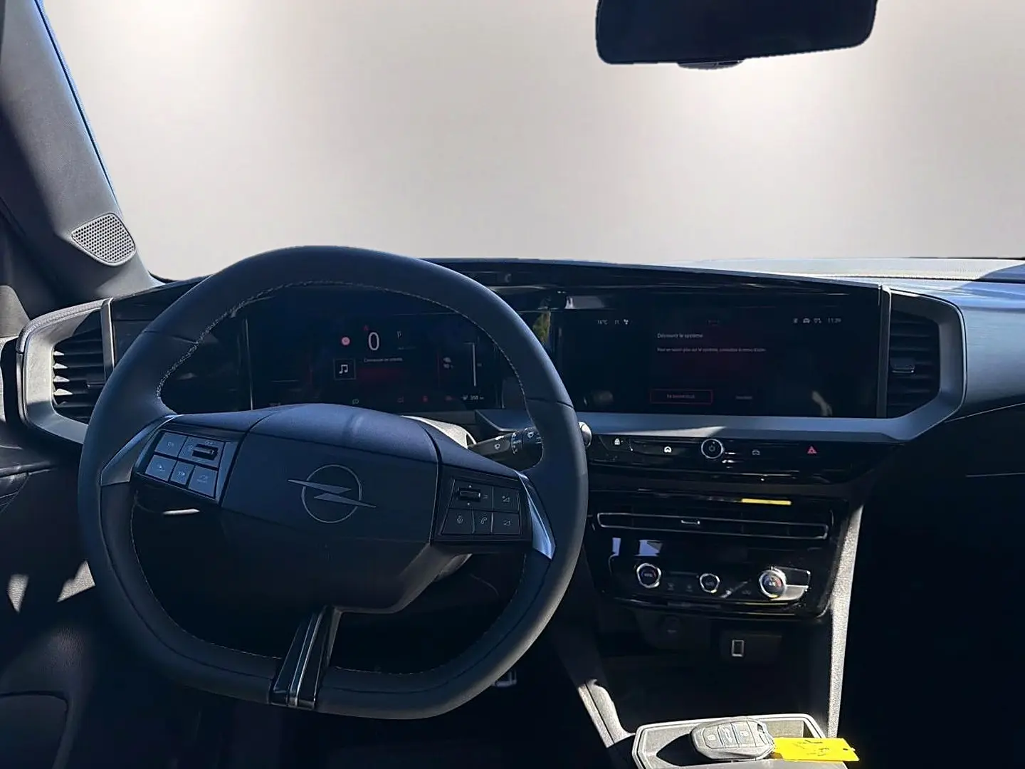 Vue intérieure du tableau de bord et volant multifonction noir de l'Opel Mokka Electric 156 GS 2025.