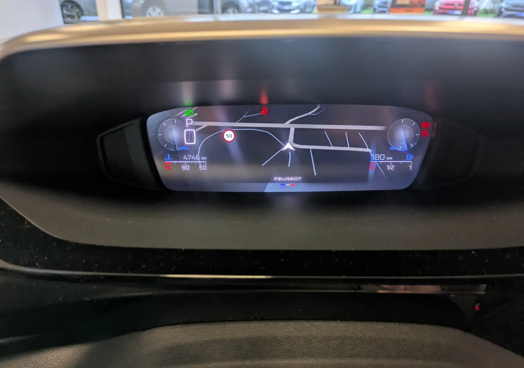 Affichage numérique du tableau de bord de la Peugeot 308 2025 en gris Artense, montrant la navigation et les indicateurs de conduite.