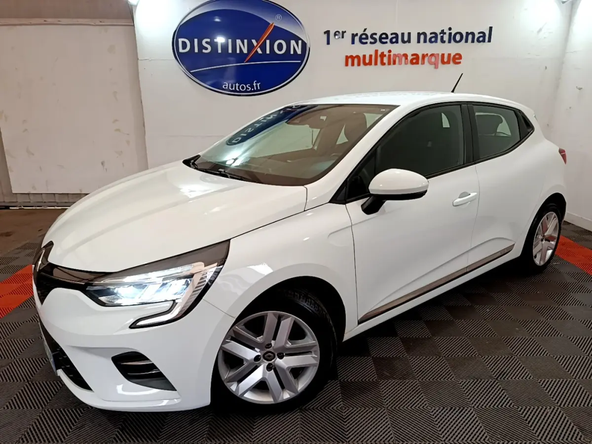 Renault Clio Business Blue dCi 85 blanc vue 3/4 avant droit avec phares LED allumés en intérieur showroom