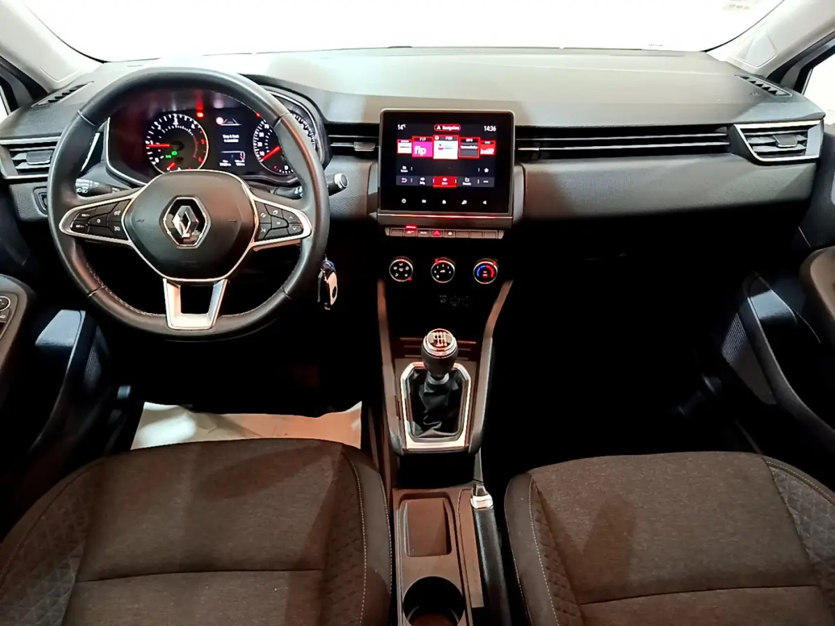 Vue intérieure avant de la Renault Clio Business Blue dCi 85 2020, tableau de bord noir avec écran tactile central et volant multifonctions.