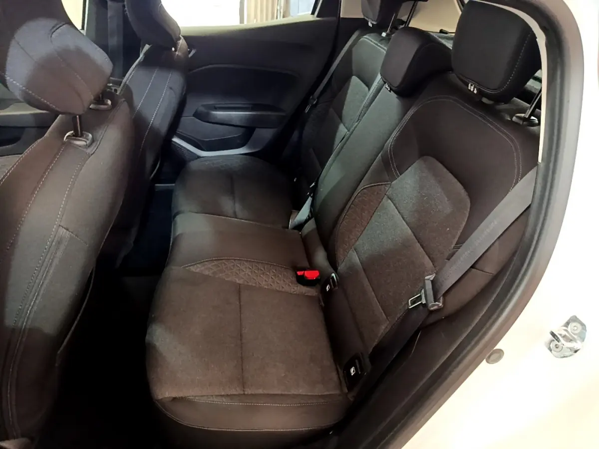 Vue côté droit sur la banquette arrière noire de la Renault Clio Business Blue dCi 85 blanche de 2020.