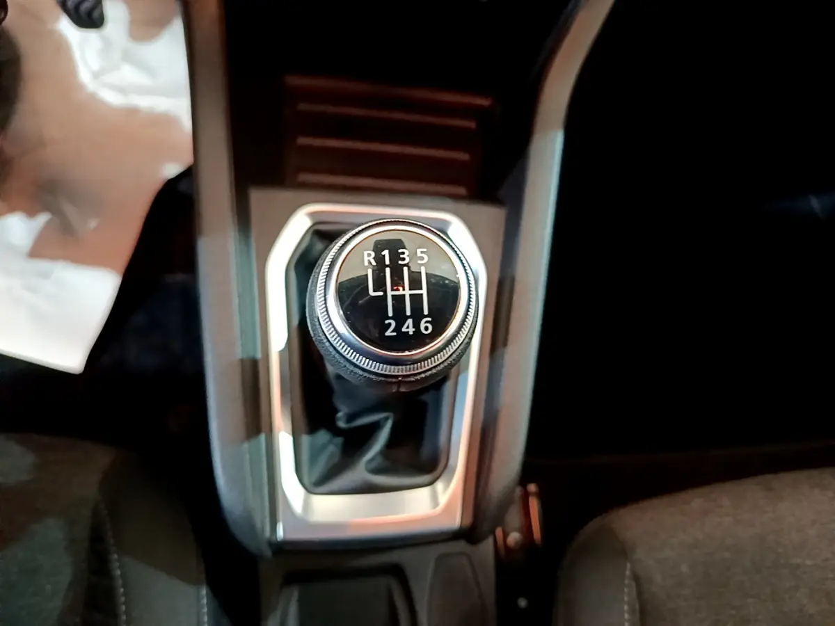 Le levier de vitesses manuel noir de la Renault Clio Business Blue dCi 85 vu de dessus au centre de la console.