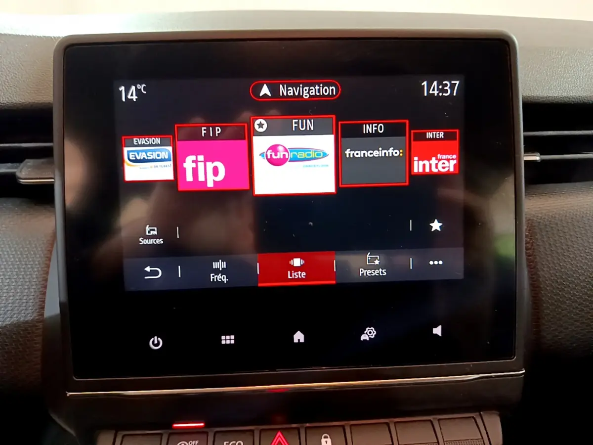 Écran tactile central de la Renault Clio Business Blue dCi 85 2020 affichant les stations radio avec interface moderne.