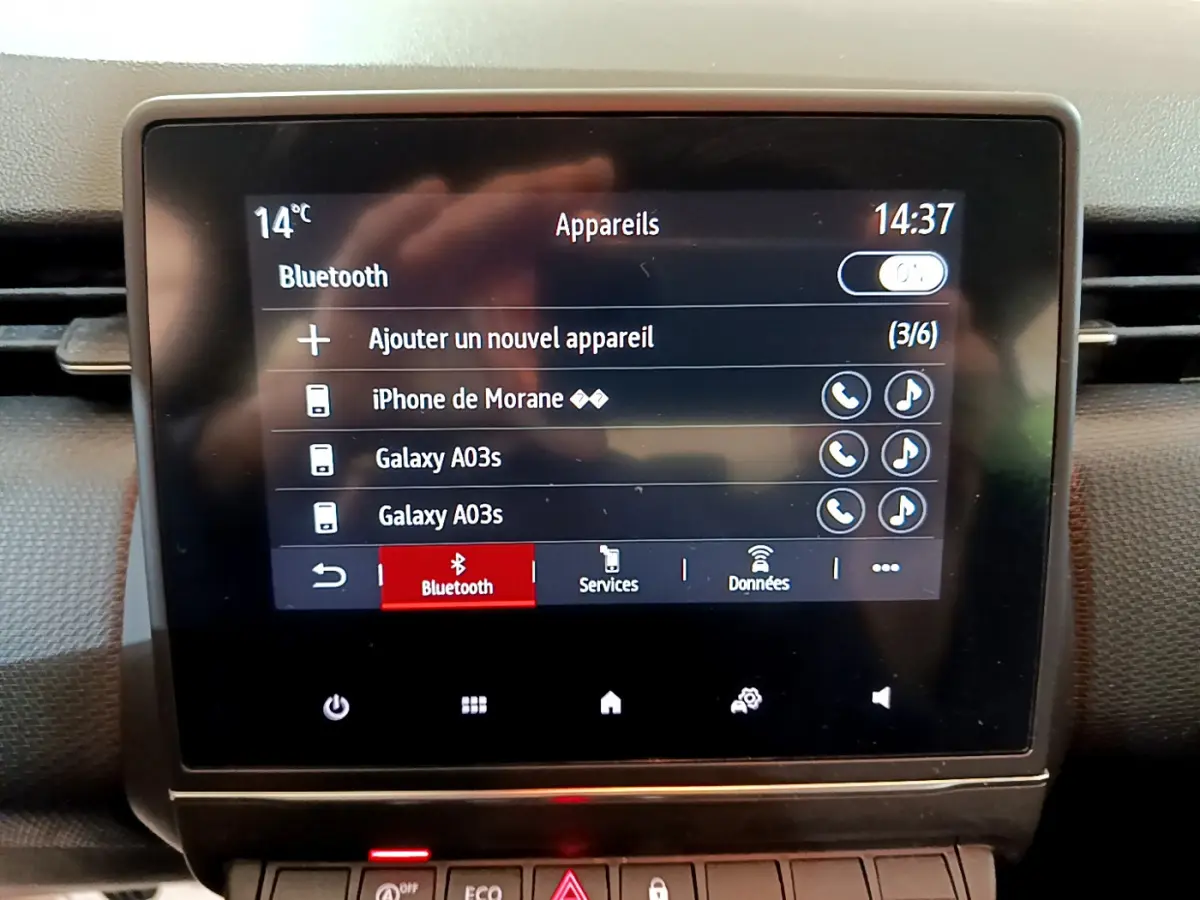 Écran tactile central de la Renault Clio Business Blue dCi 85 affichant les options Bluetooth et appareils connectés.