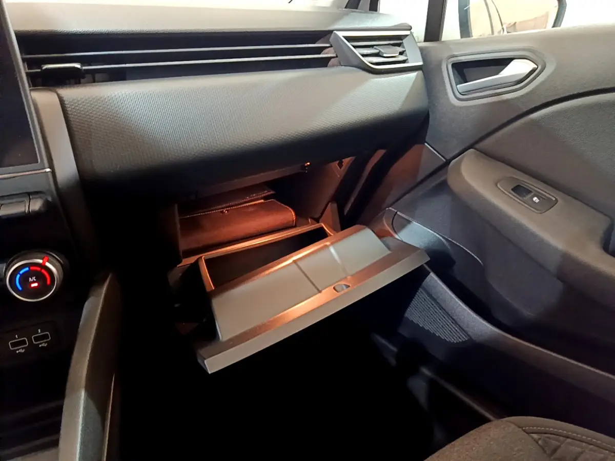 Intérieur de la Renault Clio Business Blue dCi 85 2020, vue côté passager avec boîte à gants ouverte et tableau de bord noir.