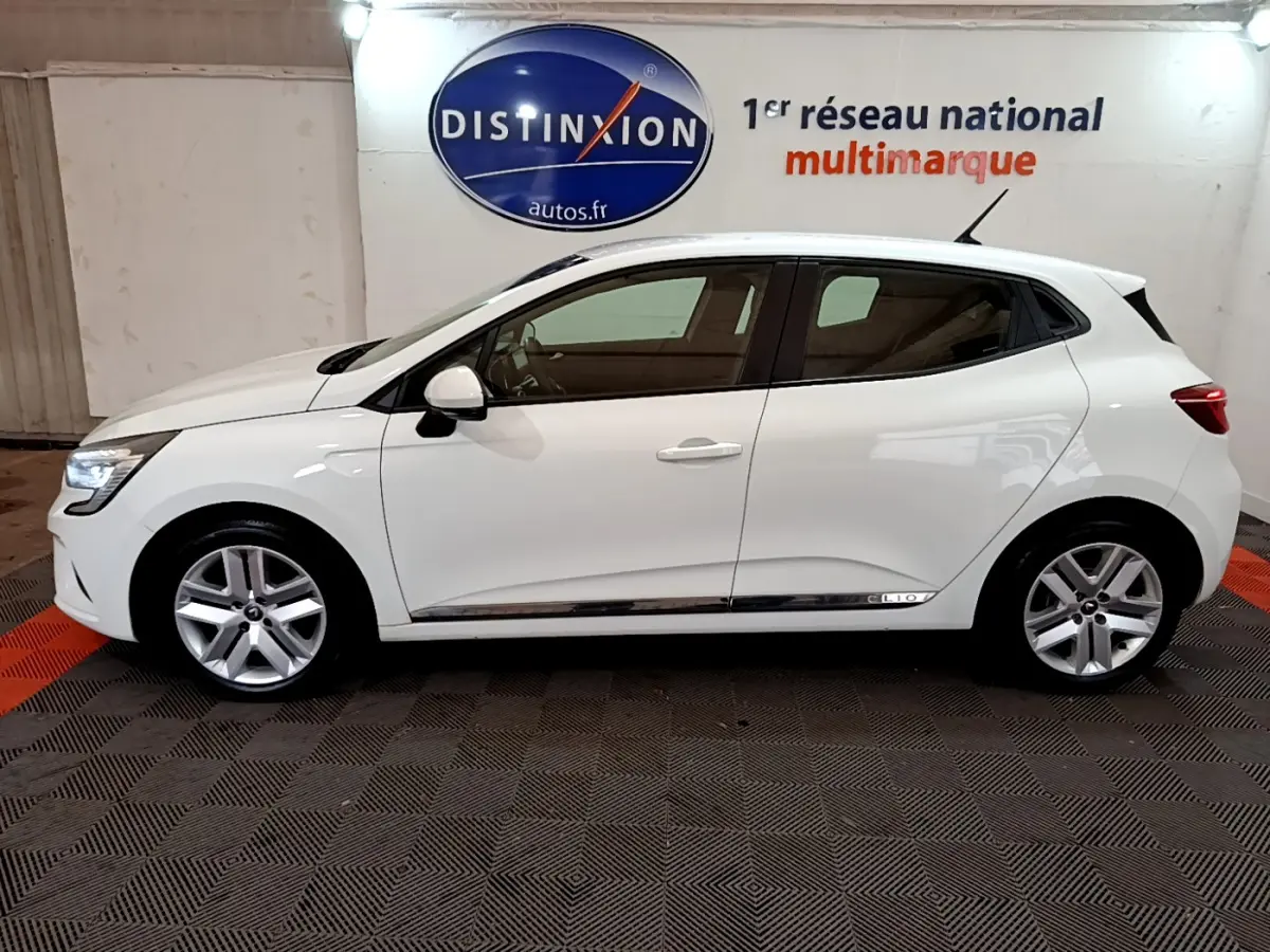 Profil côté gauche d'une Renault Clio Business Blue dCi 85 blanche, avec jantes alliage et poignées de porte assorties.