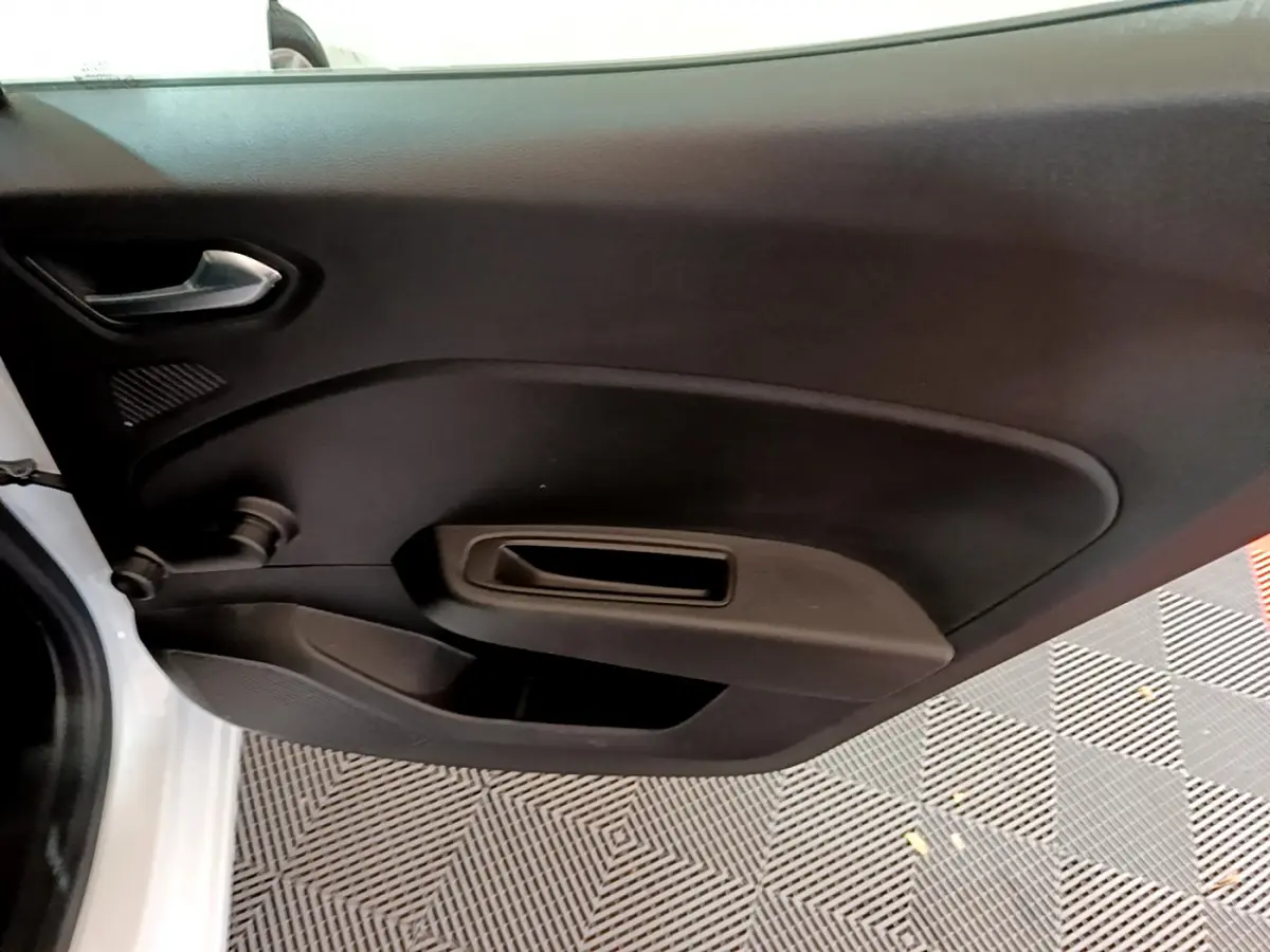 Vue intérieure du panneau de porte côté gauche noir de la Renault Clio Business Blue dCi 85 blanche de 2020.