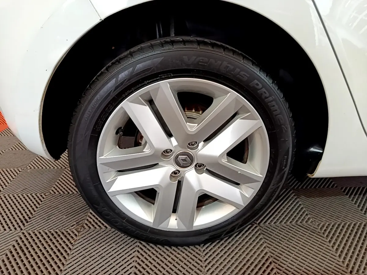 Gros plan sur la roue avant droite d'une Renault Clio blanche, mettant en valeur la jante alliage et le pneu Ventus Prime 2.