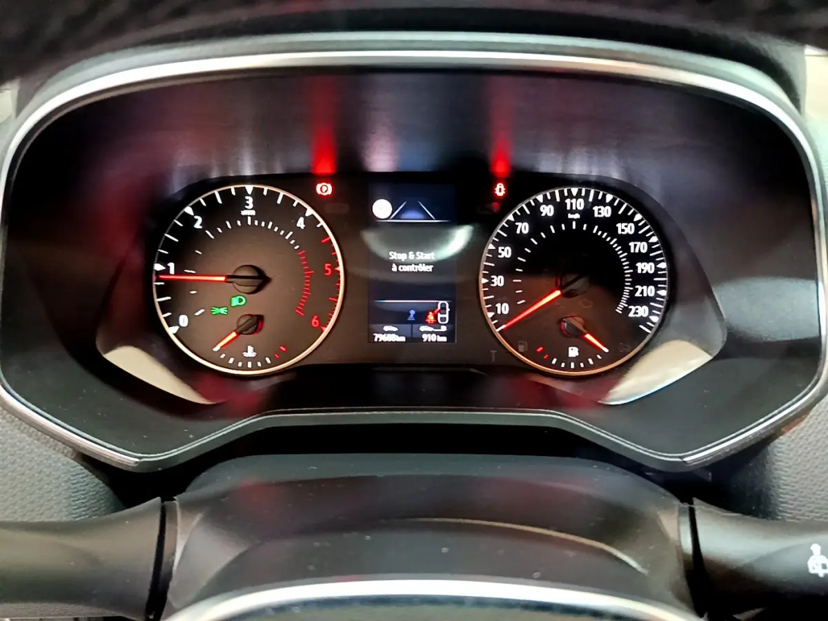 Tableau de bord de Renault Clio Business Blue dCi 85 2020 avec affichage numérique et compte-tours analogiques.