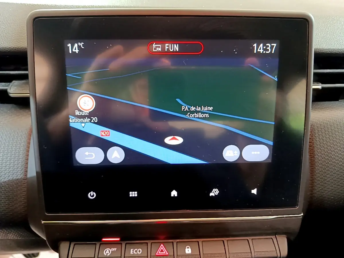 Écran tactile central affichant la navigation 3D dans l'habitacle d'une Renault Clio Business Blue dCi 85 de 2020.