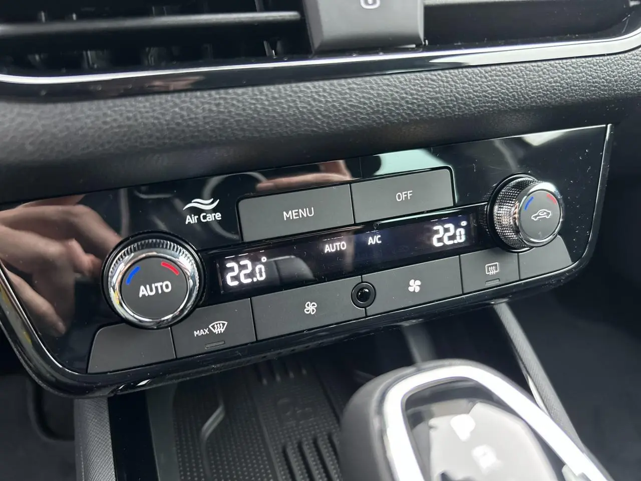 Détail de la console centrale avec climatisation automatique bi-zone affichant 22°C dans un Skoda Kamiq gris graphite.