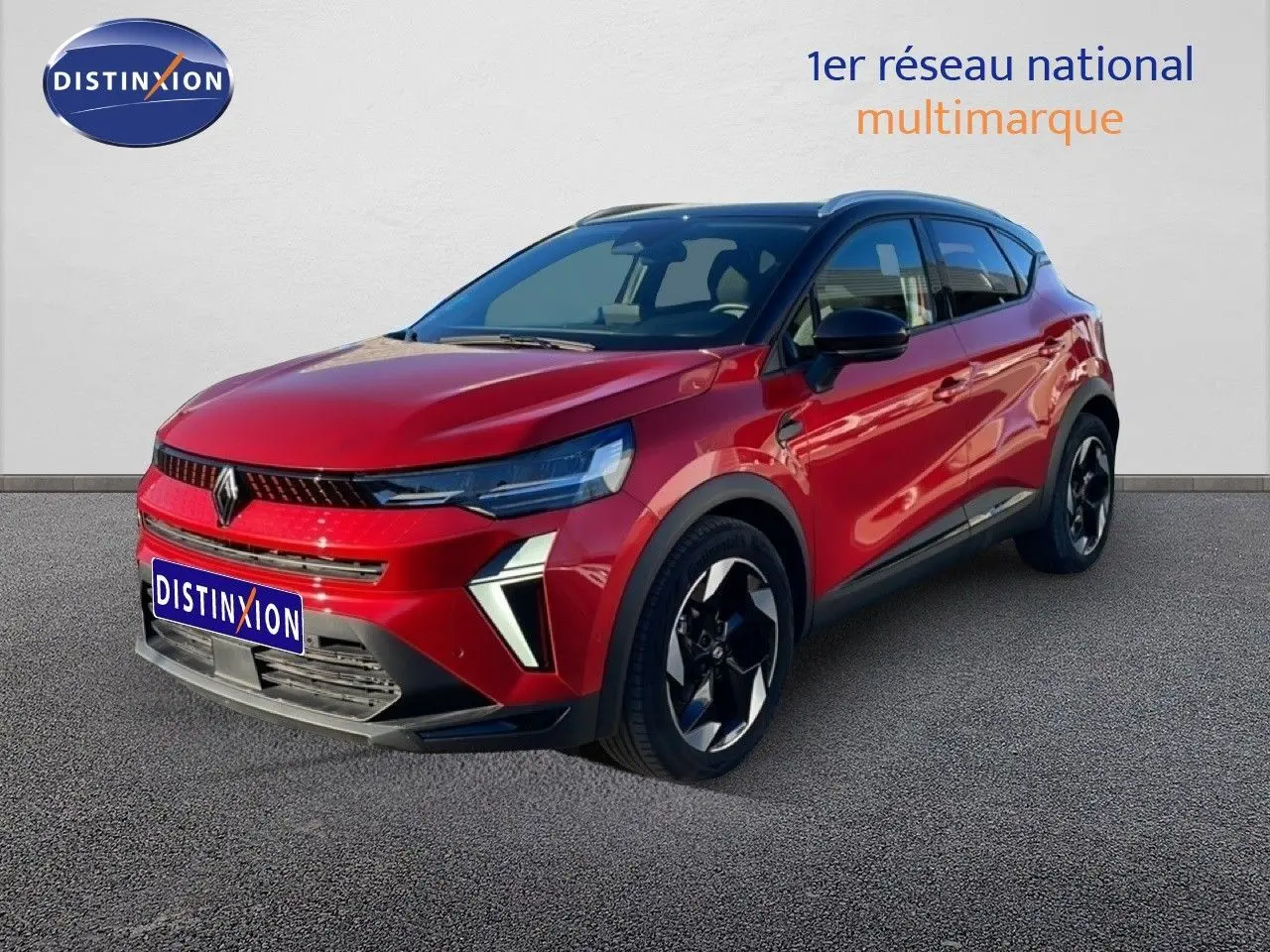 Vue 3/4 avant droit d’un Renault Captur 2025 rouge désir métal avec toit noir et jantes bicolores.