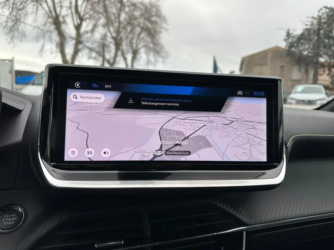 Écran tactile central affichant la navigation du Peugeot 208 Hybrid 110 e-DCS6 GT, intérieur gris avec bouton Start/Stop visible.