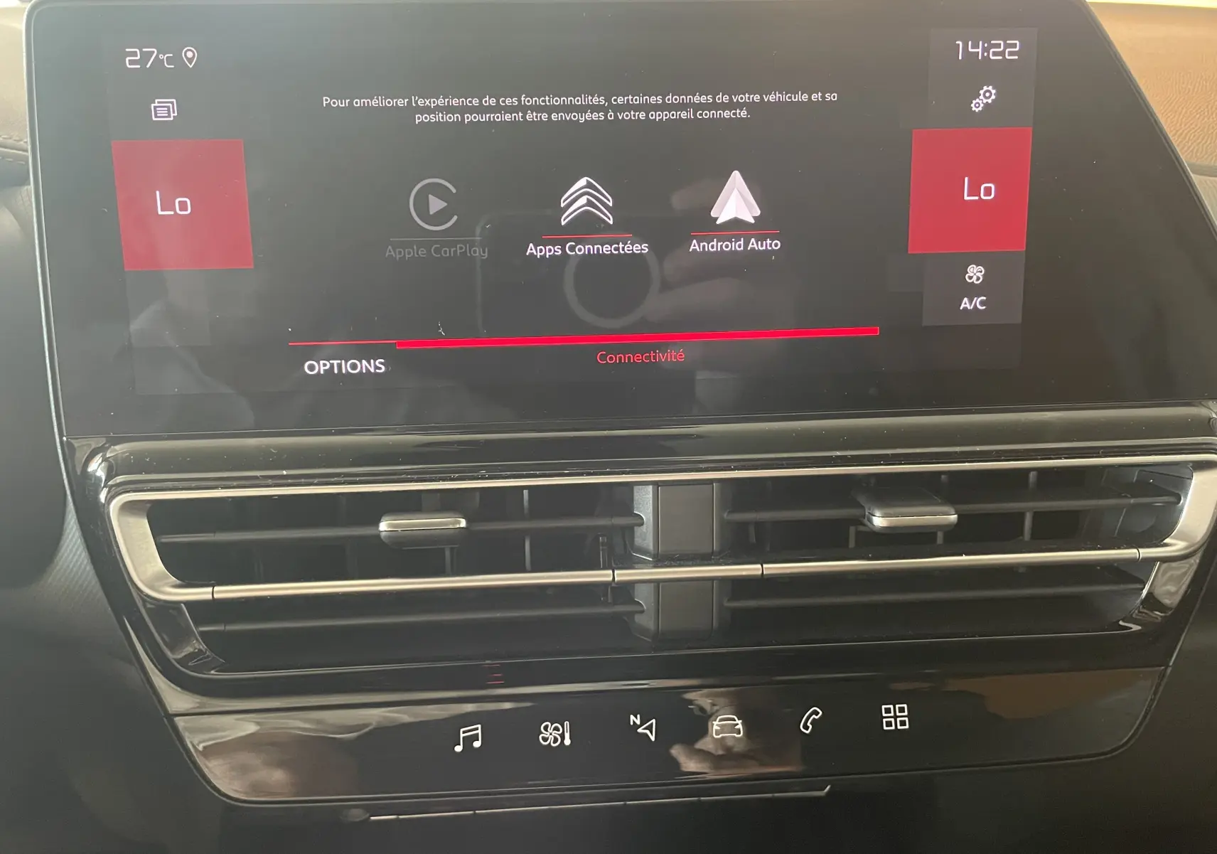 Écran tactile central du tableau de bord du Citroën C5 Aircross gris platinium, affichant les options Apple CarPlay et Android Auto.