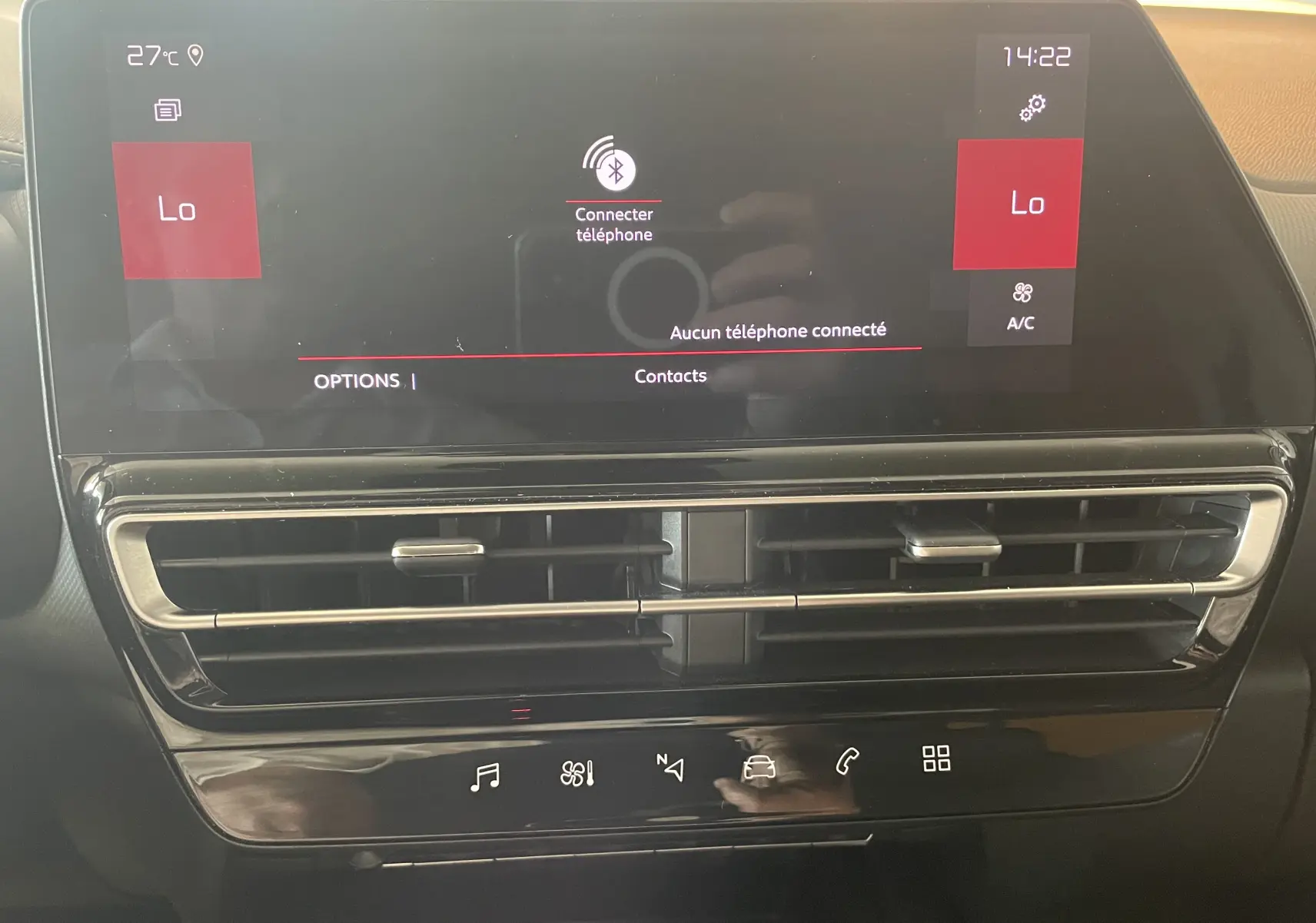 Vue rapprochée de l’écran tactile central et des aérateurs noirs du tableau de bord du Citroën C5 Aircross gris platinium 2025.