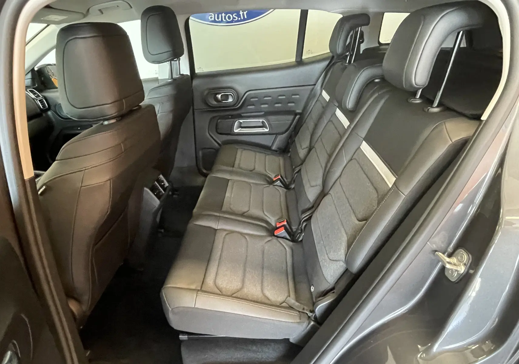 Vue intérieure côté droit des sièges arrière en tissu et TEP gris du Citroën C5 Aircross Hybride 2025, porte ouverte.