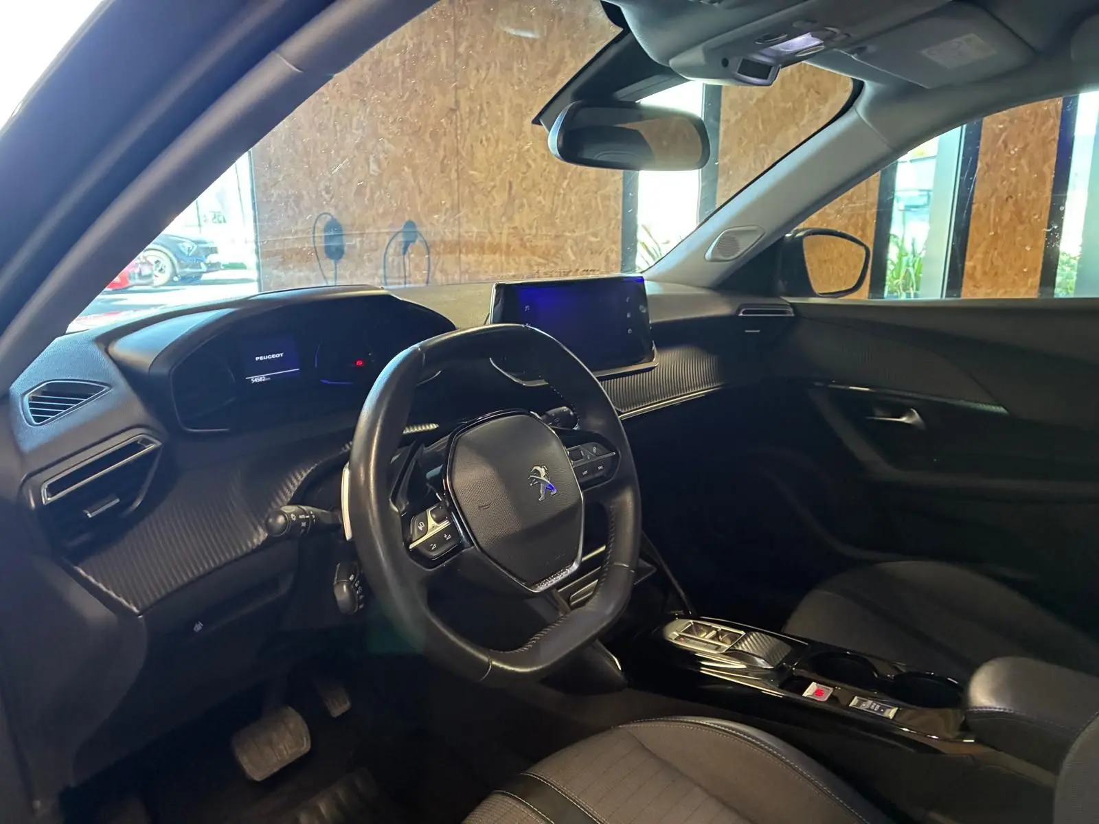 Vue intérieure côté conducteur du Peugeot 2008 gris 2022, avec tableau de bord numérique et écran tactile central.