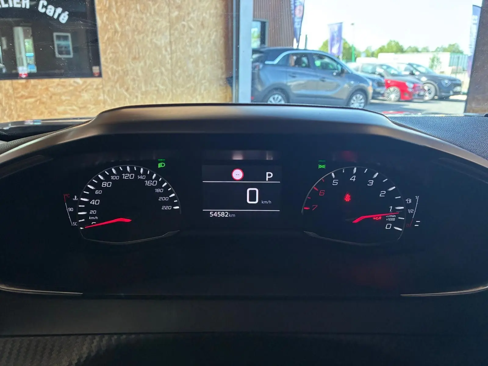 Vue de face du tableau de bord du Peugeot 2008 gris 2022, affichant 54 582 km et vitesse à 0 km/h.