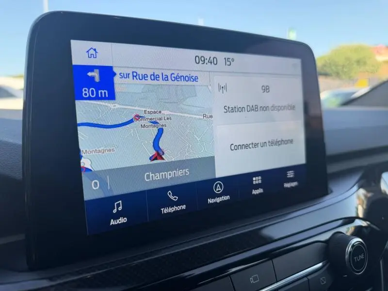 Écran tactile central du Ford Kuga 2024 gris Solar, affichant la navigation GPS et les options multimédia.