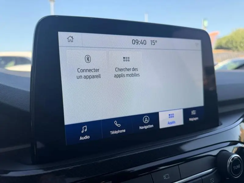 Écran tactile central du Ford Kuga 2024 gris Solar, affichant les options de connexion Bluetooth et applications mobiles.