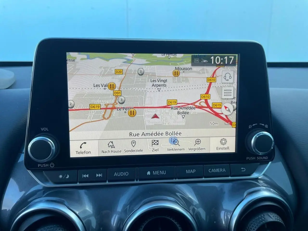 Écran tactile du système de navigation NissanConnect du Nissan Juke II 2024 affichant une carte routière.