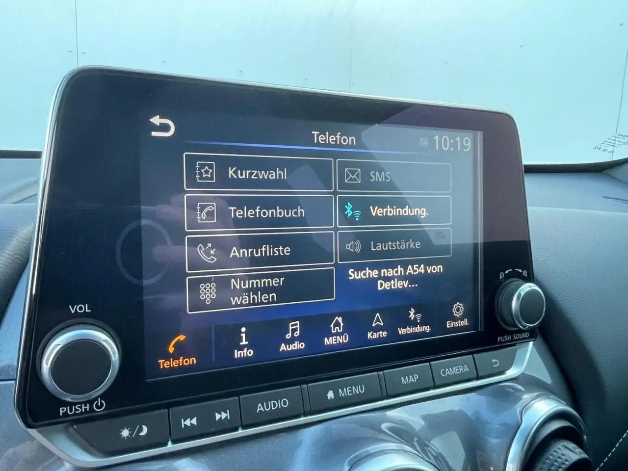Écran tactile central du Nissan Juke 2024 affichant le menu téléphone avec commandes audio et navigation.