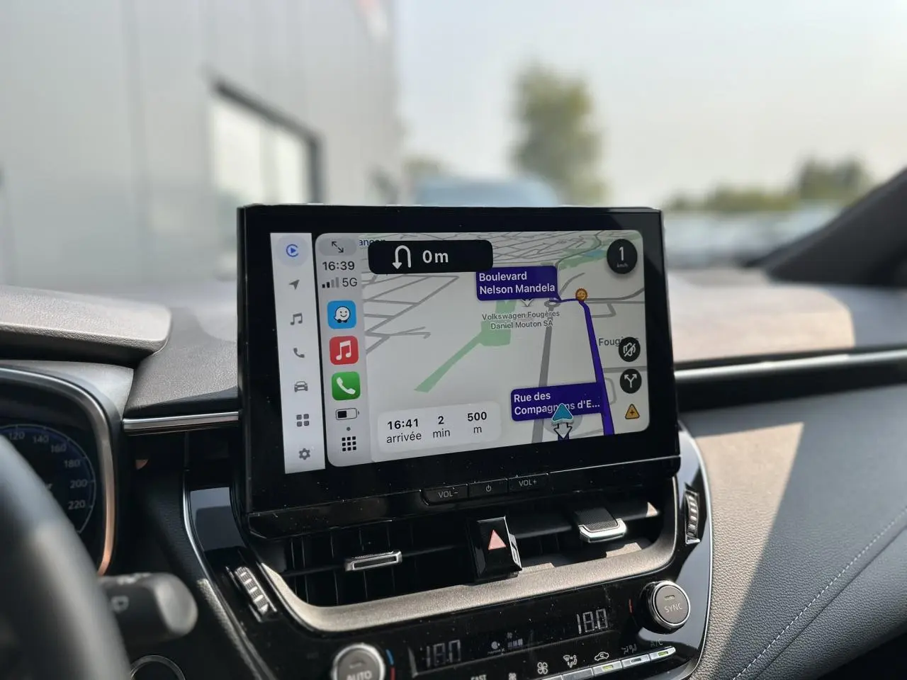 Écran tactile central avec navigation GPS dans l'habitacle d'une Toyota Corolla Touring Sport 2025.