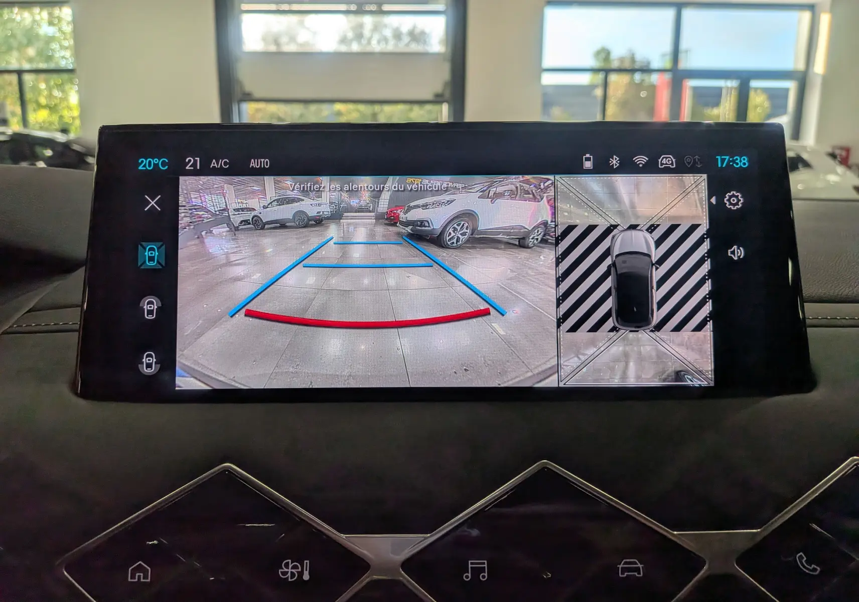 Écran intérieur du DS3 2024 montrant la caméra de recul et la vue 360° avec repères de stationnement en gris Platinium.