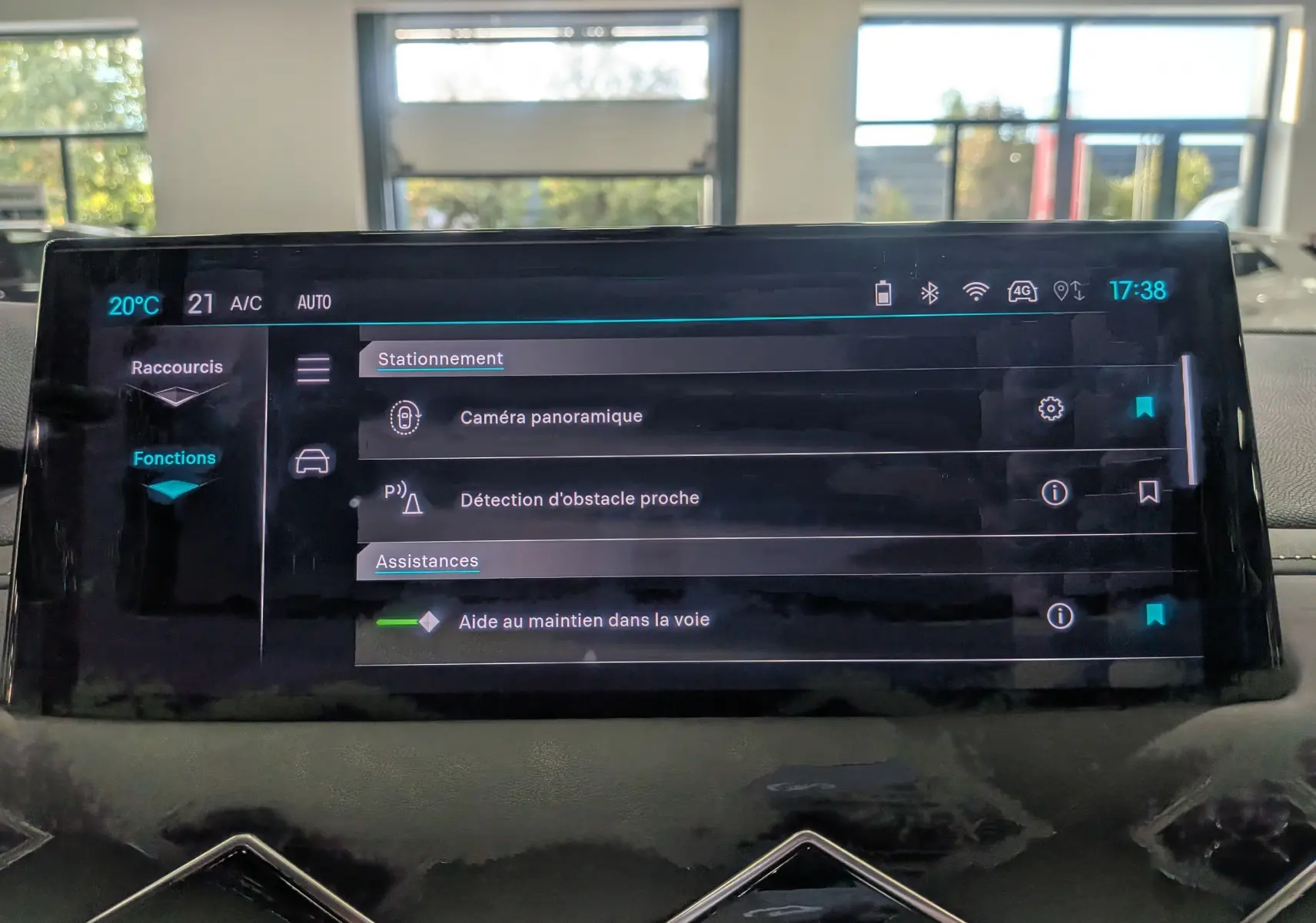 Écran tactile central du DS3 2024 affichant les options d'assistance au stationnement et maintien de voie.