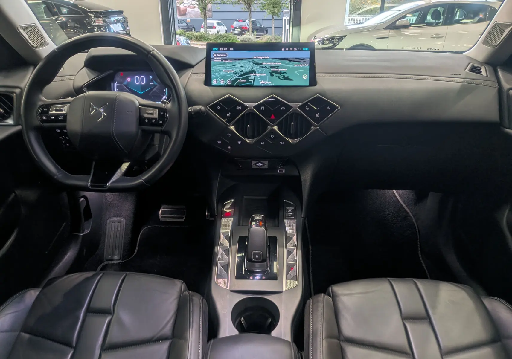 Intérieur noir cuir du DS3 2024 avec tableau de bord moderne et écran tactile central en vue frontale.