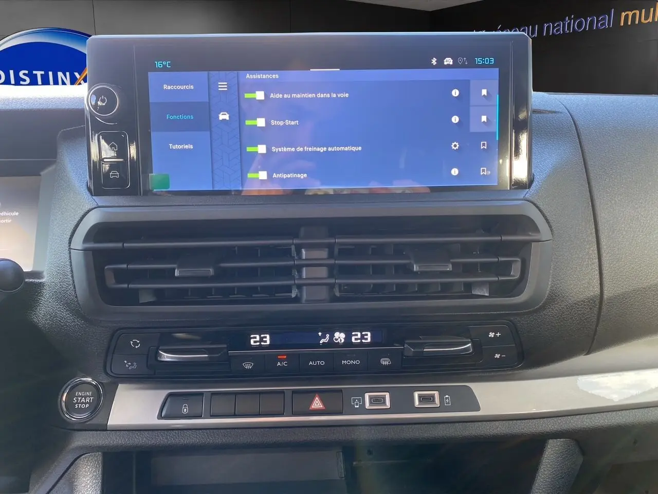 Tableau de bord du Citroën Jumpy XL gris acier, vue frontale centrée sur l'écran tactile et commandes climatisation.