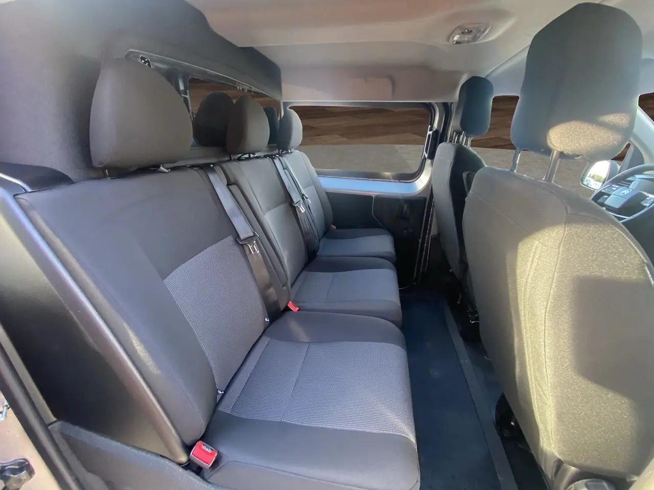 Vue intérieure côté droit sur la banquette arrière noire du Citroën Jumpy Cabine Approfondie gris acier 2025.