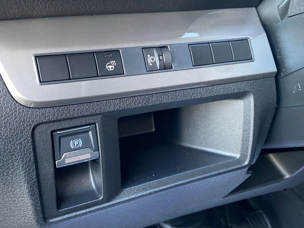Gros plan sur les commandes du tableau de bord côté gauche du Citroën Jumpy Cabine Approfondie gris acier 2025.