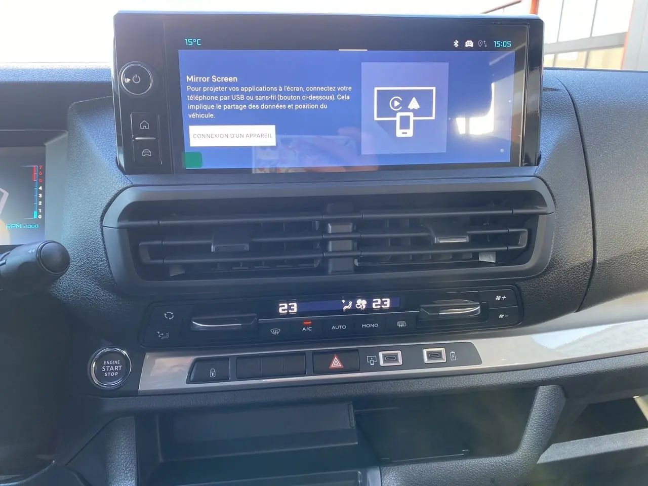 Vue rapprochée du tableau de bord du Citroën Jumpy cabine approfondie gris acier, écran tactile et commandes climatisation visibles.