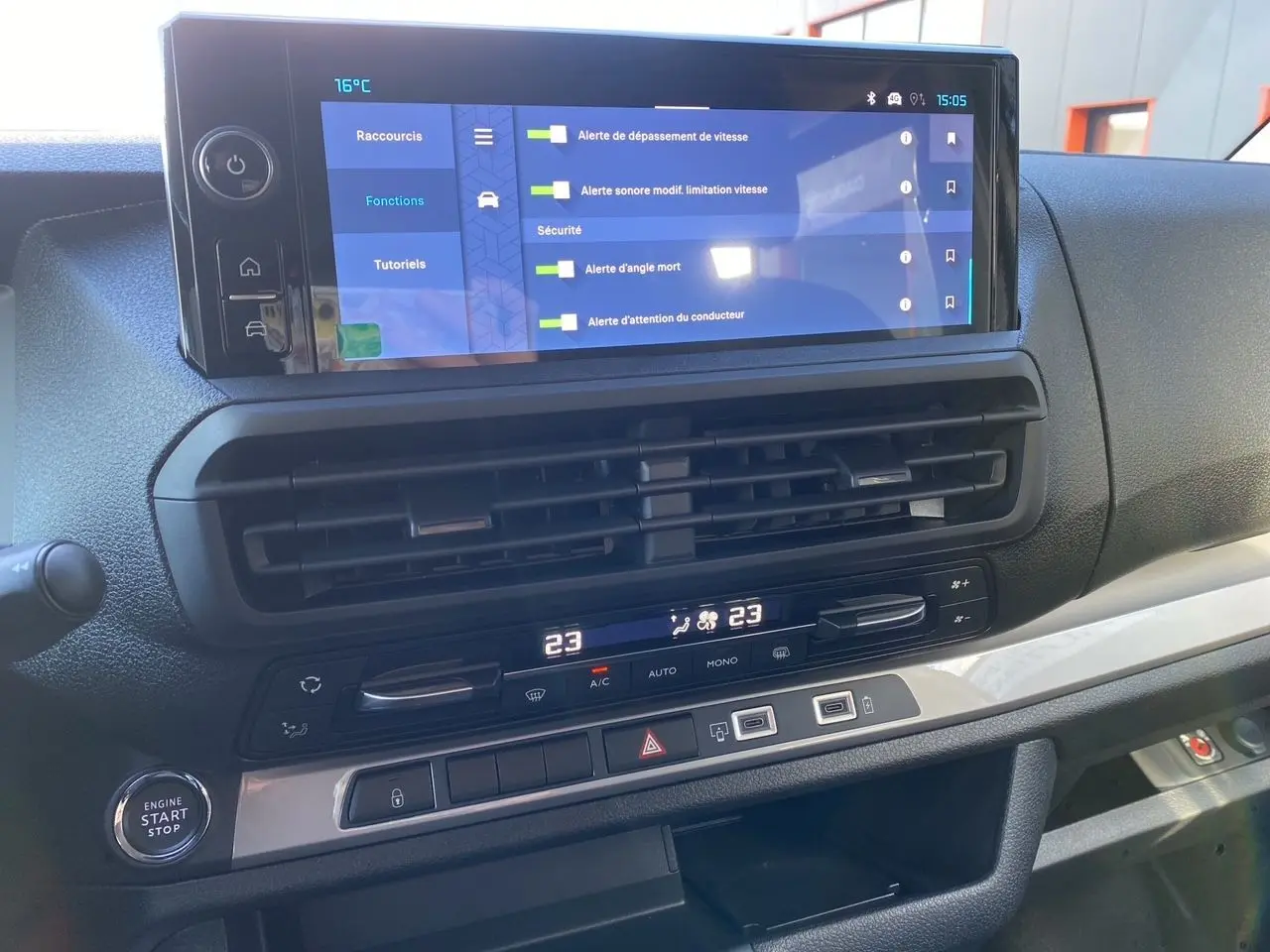 Tableau de bord du Citroën Jumpy XL 2025, vue rapprochée de l'écran tactile et commandes climatisation.