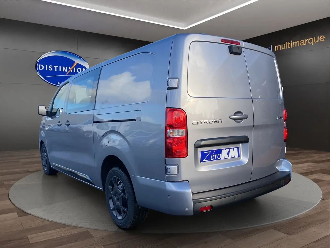 Vue 3/4 arrière droite d'un Citroën Jumpy cabine approfondie gris acier avec portes arrière battantes et jantes noires.