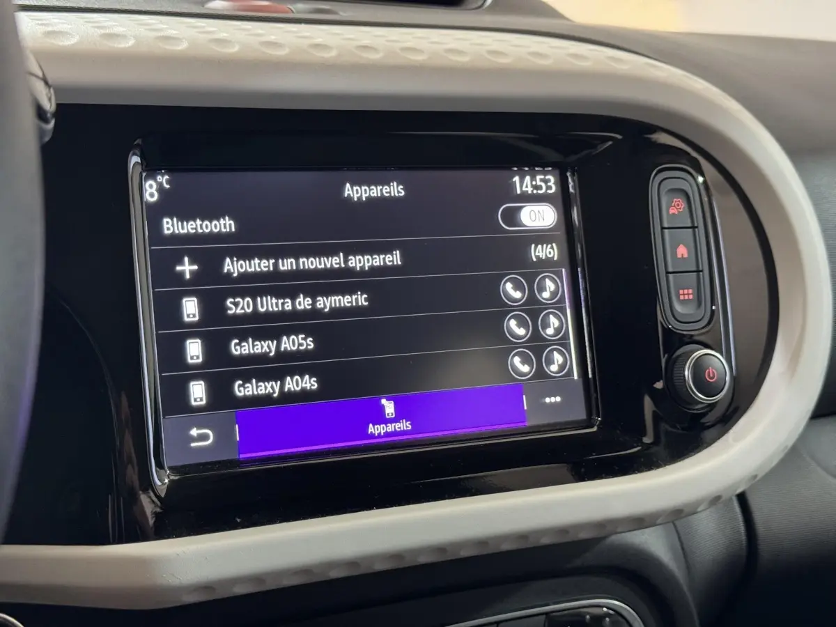 Écran tactile central de la Renault Twingo blanc 2022 affichant le menu Bluetooth avec plusieurs appareils connectés.