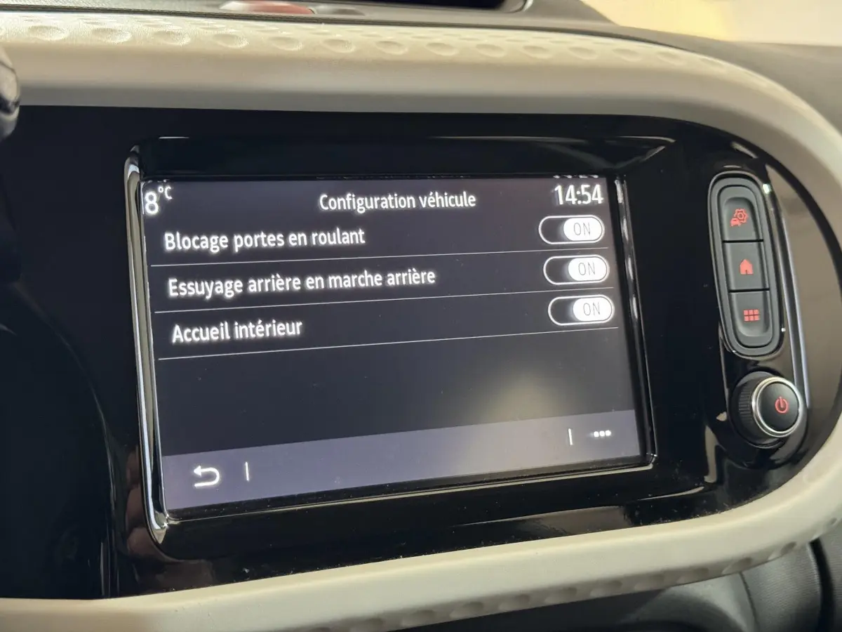 Écran tactile central de la Renault Twingo blanc 2022 affichant les options de configuration véhicule.