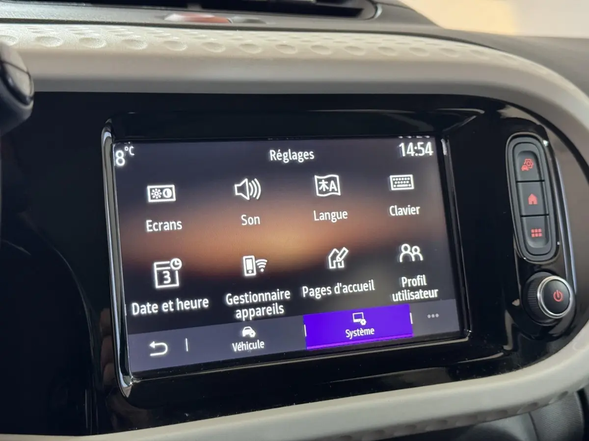 Écran tactile central de la Renault Twingo blanc 2022 affichant le menu Réglages avec commandes son et langue visibles