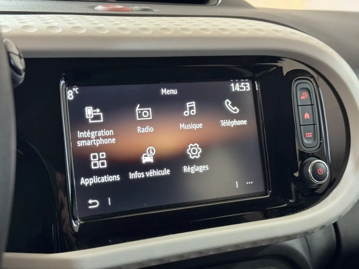 Écran tactile central de la Renault Twingo blanc 2022 montrant le menu principal avec options multimédia et réglages.