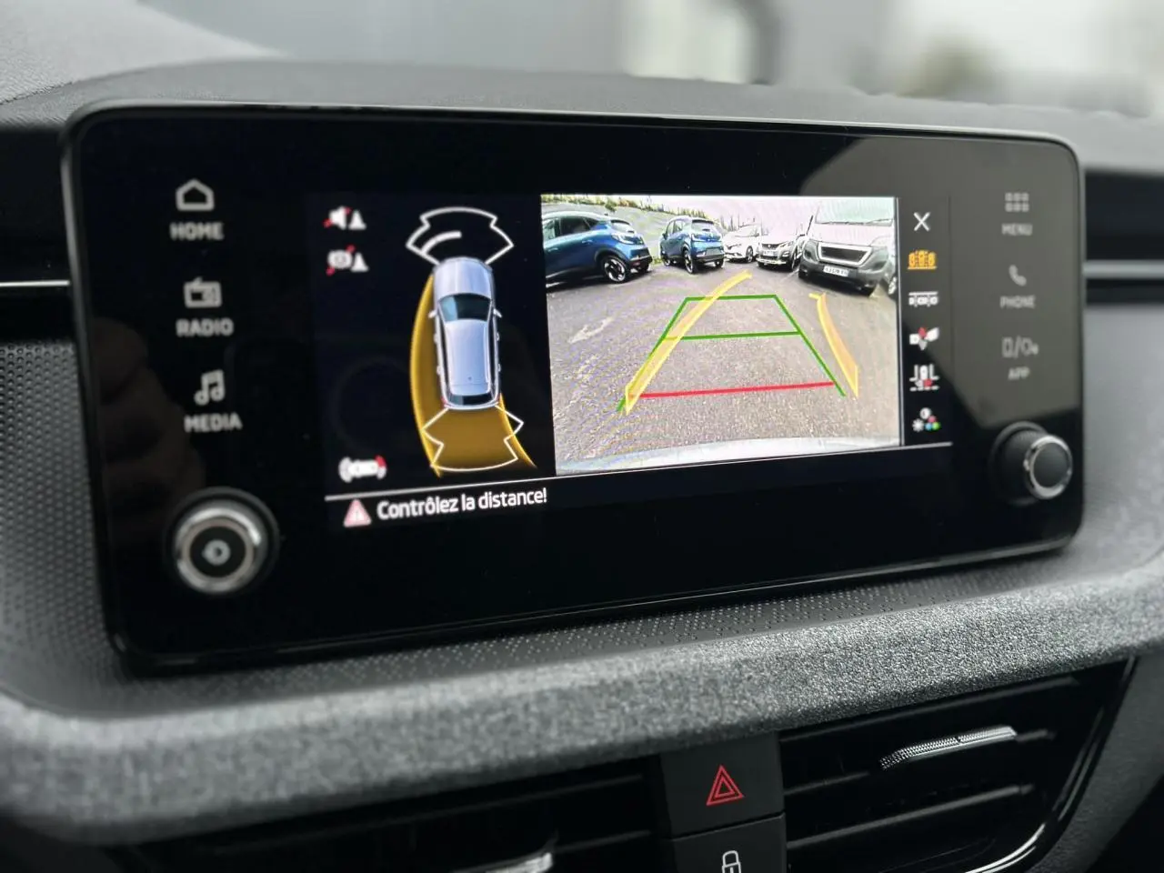 Écran central de la Skoda Kamiq gris graphite montrant la caméra de recul avec guidage de trajectoire.