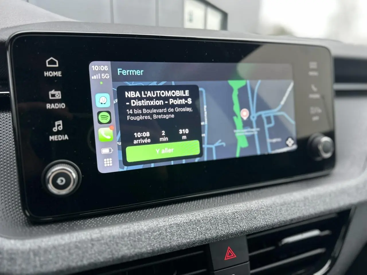 Écran tactile central affichant la navigation Apple Car Play dans l’habitacle d’un Skoda Kamiq 2025.