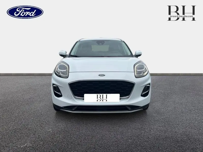 Vue frontale d'une Ford Puma blanc glacier 2020 avec calandre noire et phares LED distinctifs.